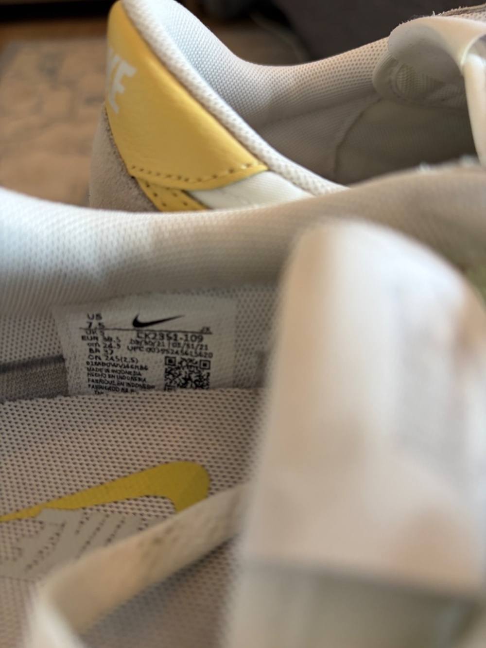 Women’s retro Nike tennis shoes - Picture 8 of 9
